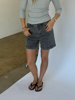 Modelbillede af JOSEFINE shorts, grå og FIFI boatneck top, grå. Fra BySofieSønderby