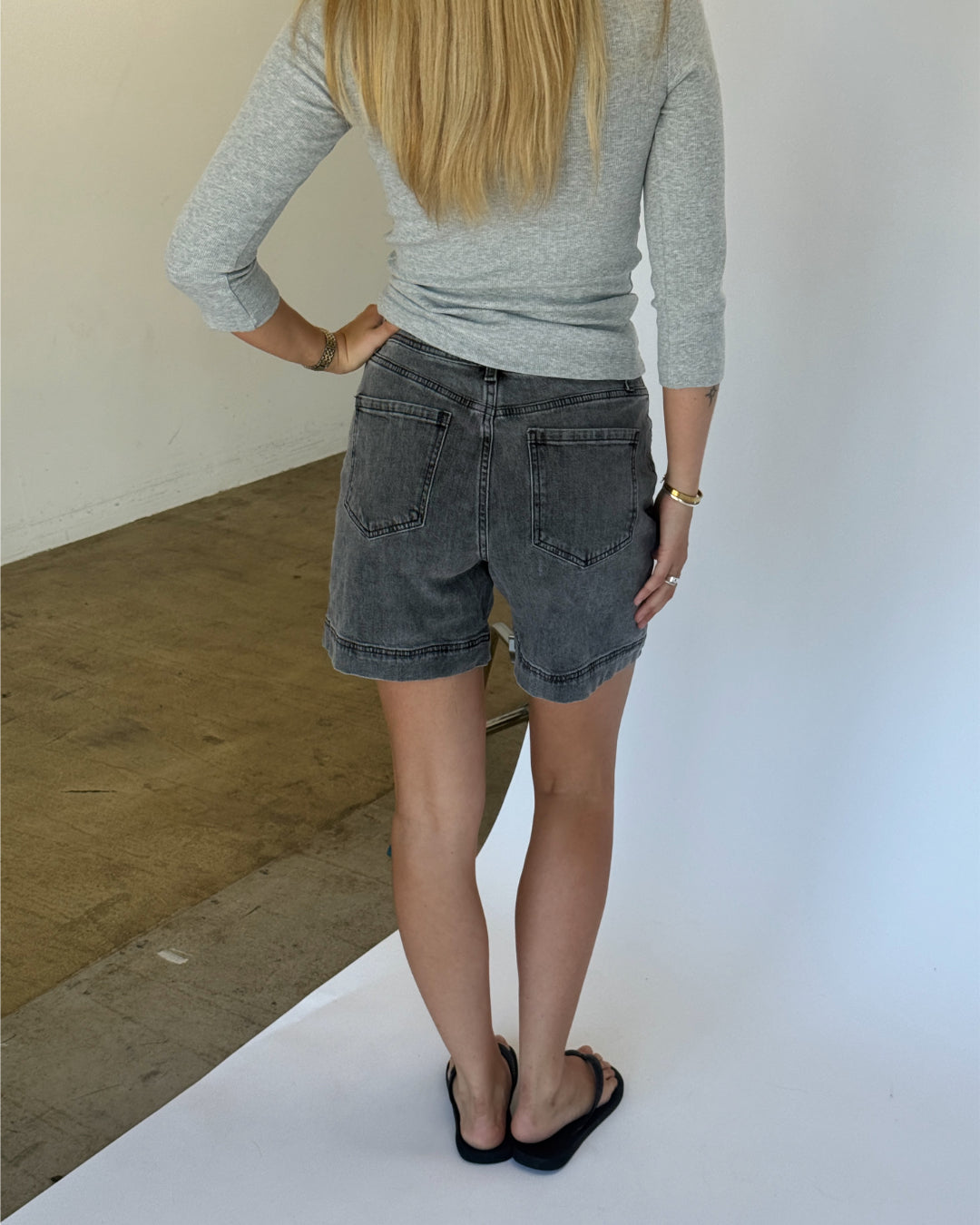 Modelbillede af JOSEFINE shorts, grå og FIFI boatneck top, grå. Fra BySofieSønderby