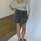Modelbillede af JOSEFINE shorts, grå og FIFI boatneck top, grå. Fra BySofieSønderby