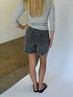 Modelbillede af JOSEFINE shorts, grå og FIFI boatneck top, grå. Fra BySofieSønderby