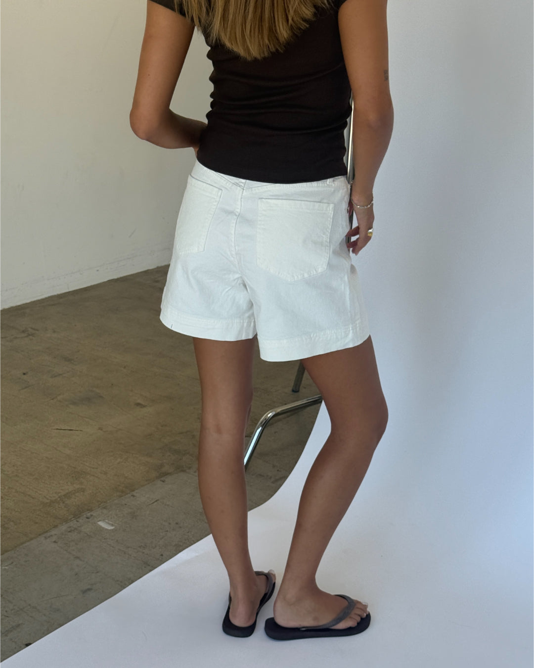 Modelbillede af JOSEFINE shorts, hvid og FIFI t-shirt boatneck, brun. Fra BySofieSønderby