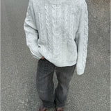 Modelfoto af pige i grå Josie striktrøje, samt grå Palermo jeans. Alt er fra BySofieSønderby