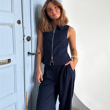 Modelfoto af pige som bærer Kate top i Navy, samt Kate bukser. Alt fra By Sofie Sønderby