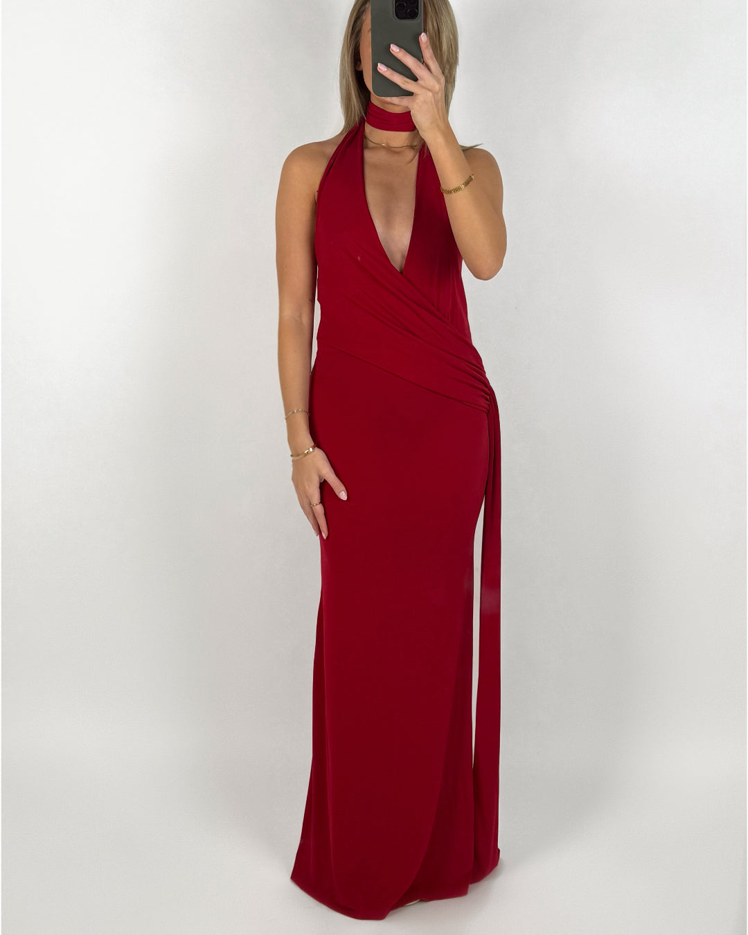 Modelbillede af rød KATYA maxi kjole. Set forfra. Fra BySofieSønderby