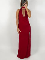 Modelbillede af rød KATYA maxi kjole. Set forfra. Fra BySofieSønderby