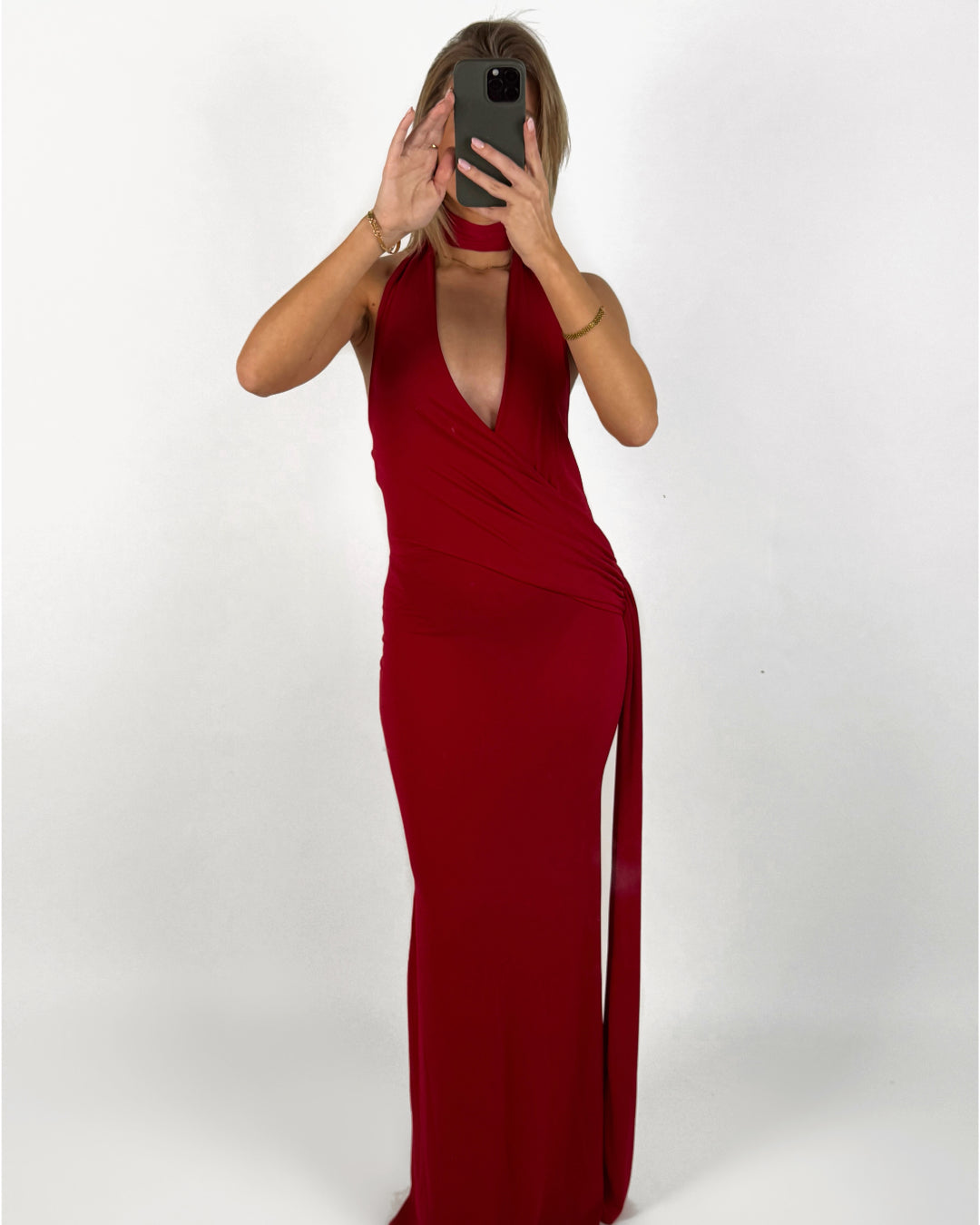 Modelbillede af rød KATYA maxi kjole. Set forfra. Fra BySofieSønderby