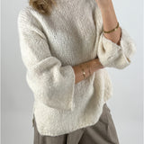 Modelbillede af beige KEIRA striktrøje. Set forfra. Fra BySofieSønderby