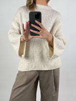 Modelbillede af beige KEIRA striktrøje. Set forfra. Fra BySofieSønderby
