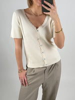 Modelbillede af beige KELLY cardigan. Set forfra. Fra BySofieSønderby