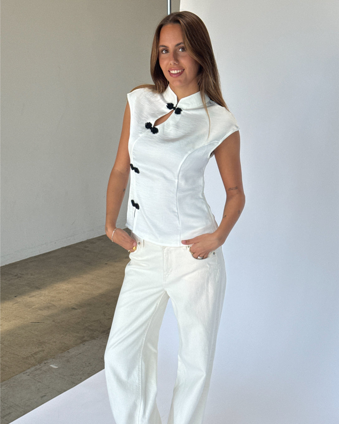 Modelbillede af KELSEY top, hvid og NANNA wide leg jeans, hvid. Fra BySofieSønderby