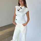Modelbillede af KELSEY top, hvid og NANNA wide leg jeans, hvid. Fra BySofieSønderby
