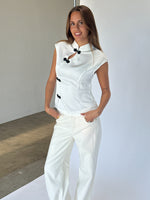 Modelbillede af KELSEY top, hvid og NANNA wide leg jeans, hvid. Fra BySofieSønderby