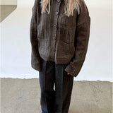 Modelfoto af pige i brun LACEY cardigan, samt sortmelerede ELLIS bukser. Alt er fra BySofieSønderby.