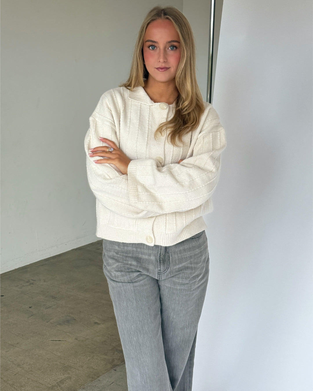 Modelbillede af LACEY strik cardigan i creme. Fra BySofieSønderby
