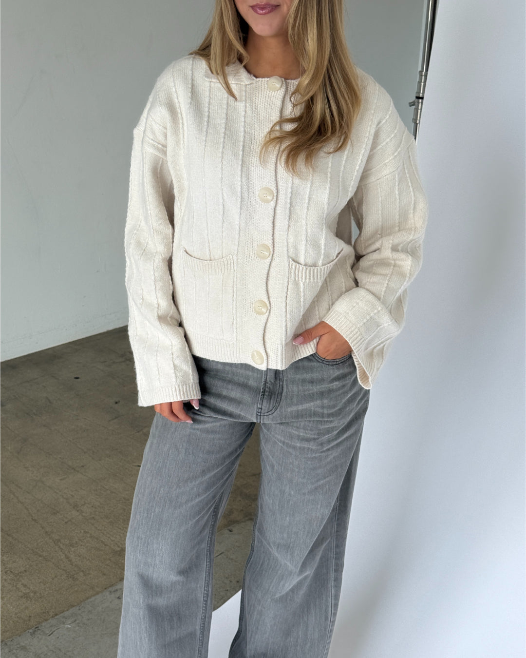 Modelbillede af LACEY strik cardigan i creme. Fra BySofieSønderby
