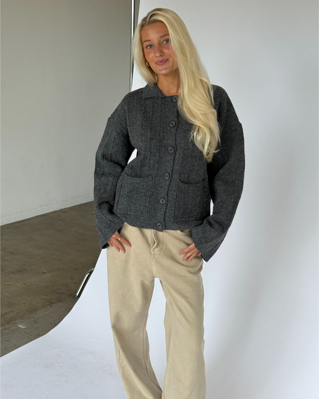 Modelbillede af LACEY strik cardigan i grå. Fra BySofieSønderby