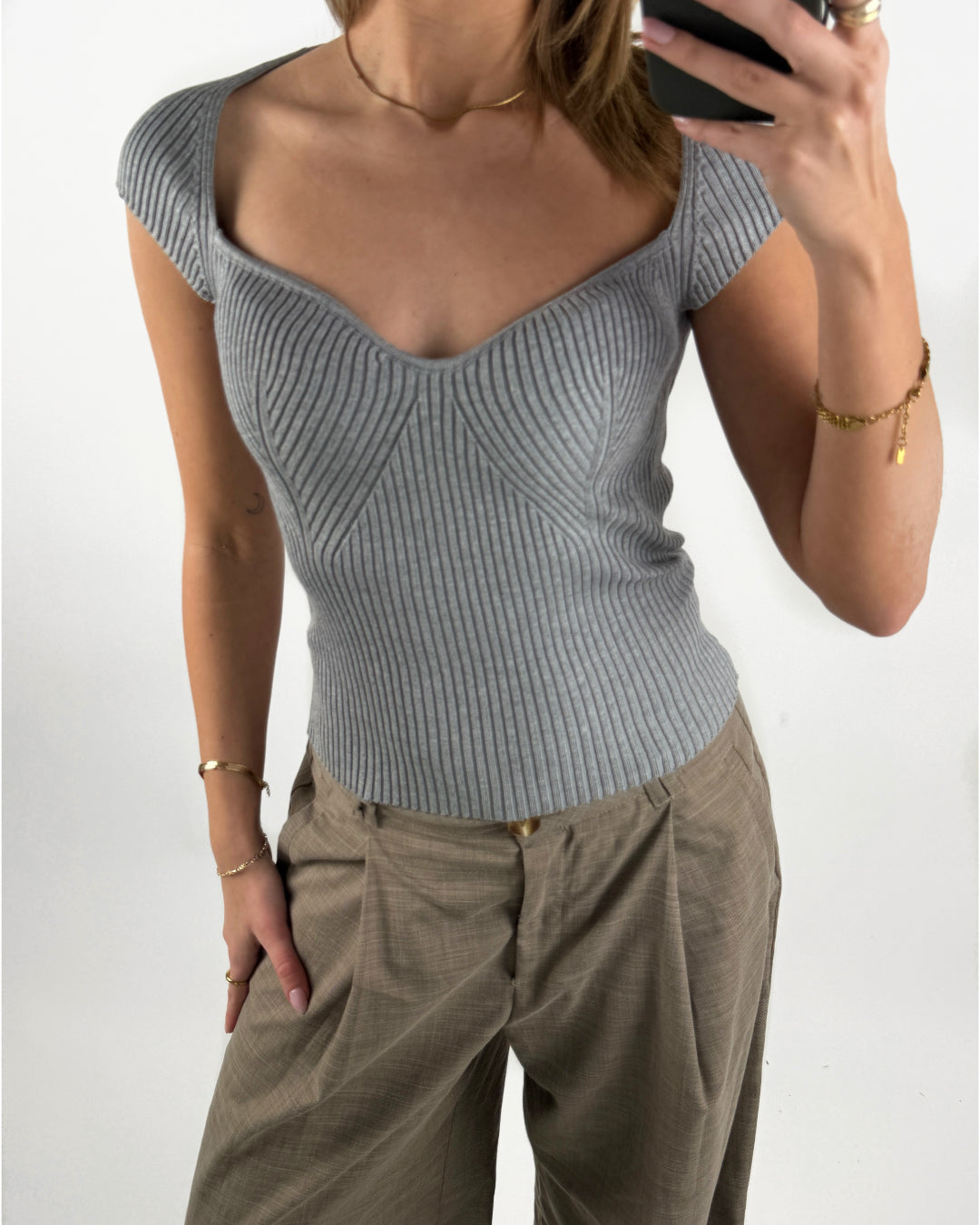 Modelbillede af grå LAINEY top. Set forfra. Fra BySofieSønderby