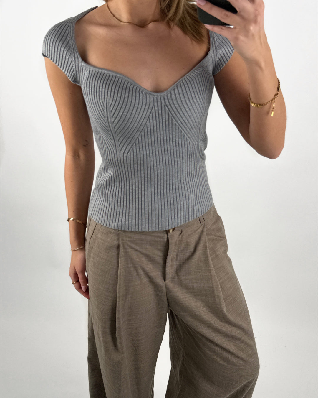 Modelbillede af grå LAINEY top. Set forfra. Fra BySofieSønderby