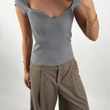 Modelbillede af grå LAINEY top. Set forfra. Fra BySofieSønderby