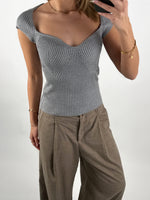 Modelbillede af grå LAINEY top. Set forfra. Fra BySofieSønderby
