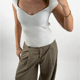 Modelbillede af hvid LAINEY top. Set forfra. Fra BySofieSønderby