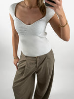 Modelbillede af hvid LAINEY top. Set forfra. Fra BySofieSønderby