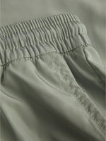 Produktfoto som viser stoffets detaljer af LANA shorts, grøn - fra BySofieSønderby