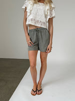 Modelfoto af pige iklædt LANA shorts, grøn - fra BySofieSønderby