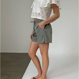 Modelfoto af pige iklædt LANA shorts, grøn - fra BySofieSønderby