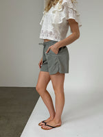 Modelfoto af pige iklædt LANA shorts, grøn - fra BySofieSønderby