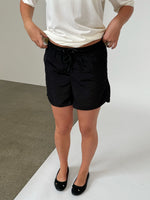 Modelfoto af pige iklædt LANA shorts, sort - fra BySofieSønderby