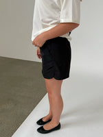 Modelfoto af pige iklædt LANA shorts, sort - fra BySofieSønderby