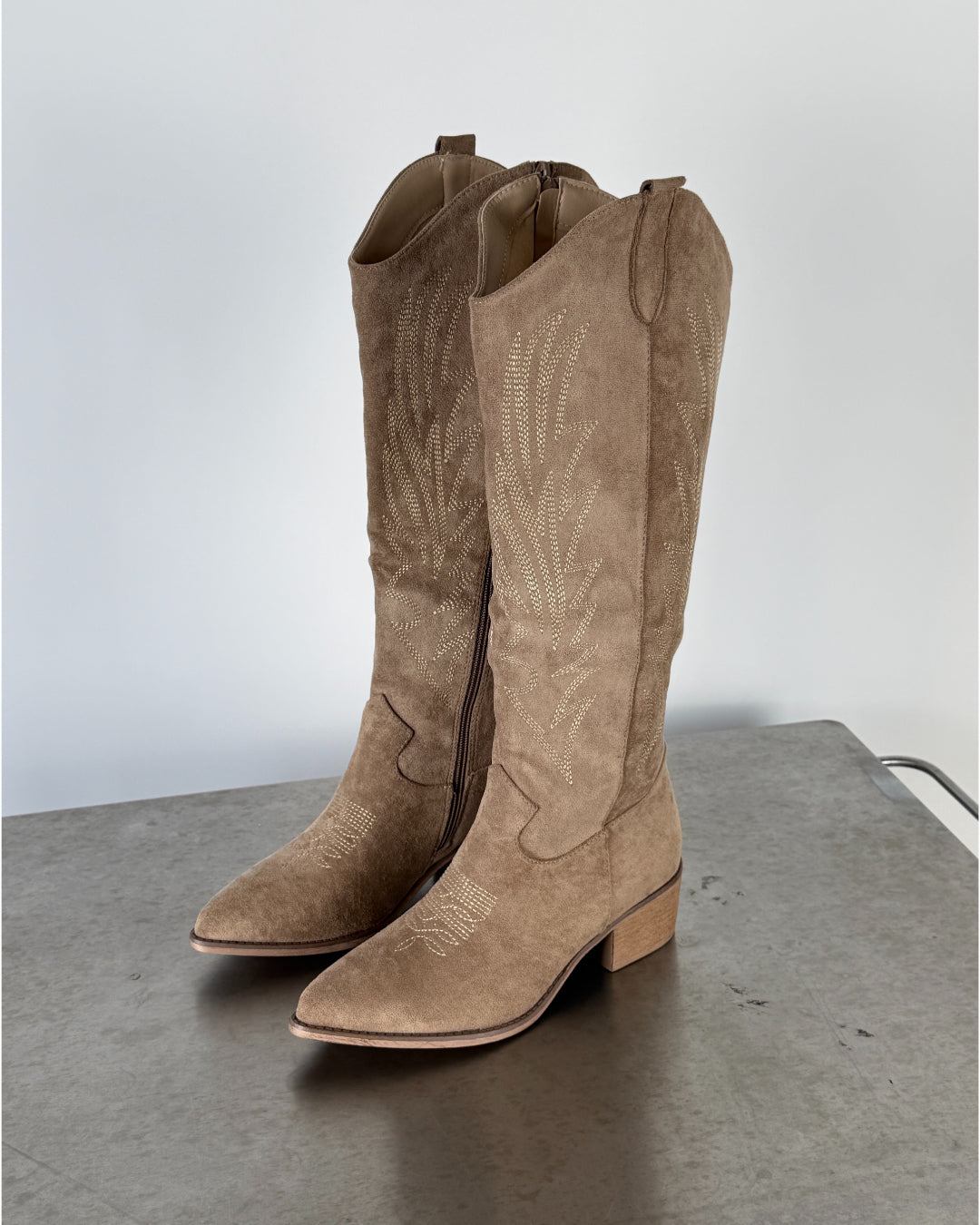 Billede af beige LANA suede støvler. Fra BySofieSønderby
