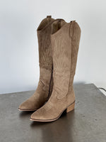 Billede af beige LANA suede støvler. Fra BySofieSønderby