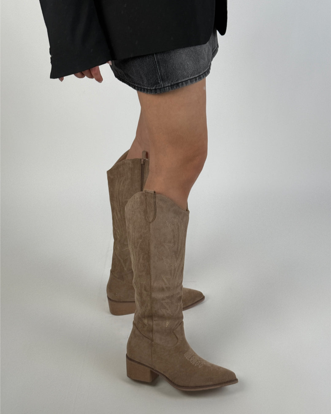 Modelbillede af beige LANA suede støvler. Fra BySofieSønderby