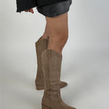 Modelbillede af beige LANA suede støvler. Fra BySofieSønderby