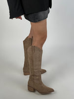 Modelbillede af beige LANA suede støvler. Fra BySofieSønderby
