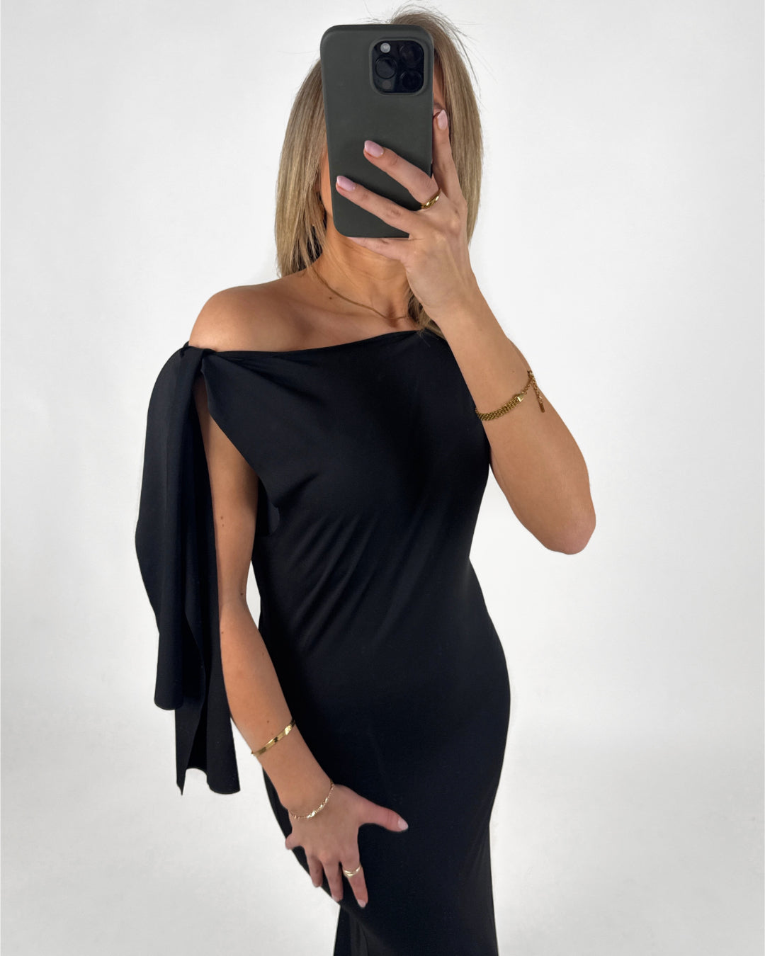 Modelbillede af sort LILJA kjole med knude detalje på skulder. Set forfra. Fra BySofieSønderby
