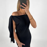 Modelbillede af sort LILJA kjole med knude detalje på skulder. Set forfra. Fra BySofieSønderby
