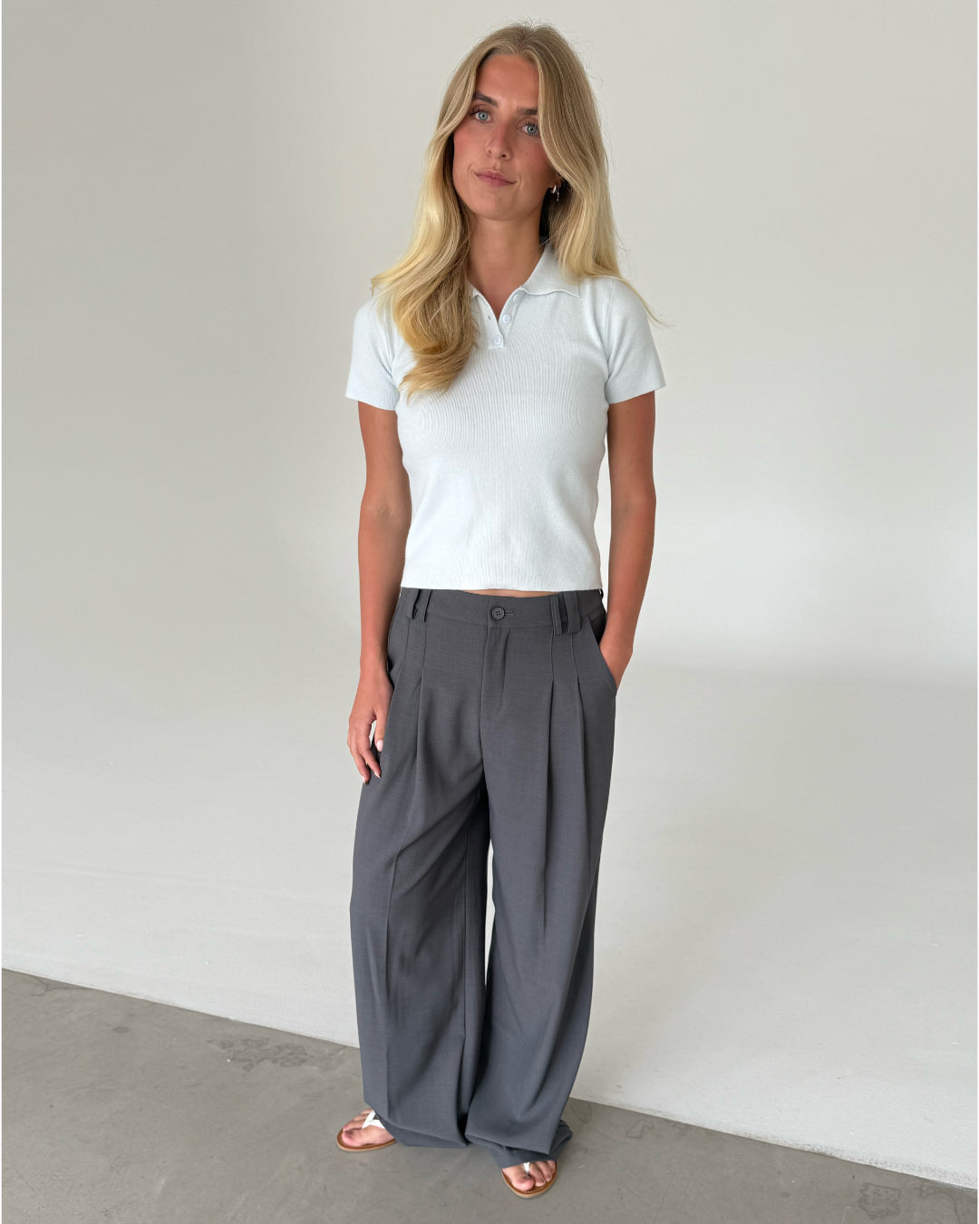 Modelfoto af pige med LILOU polo, lyseblå og MILAN bukser, grå - begge fra BySofieSønderby
