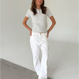 Modelfoto af pige med LILOU polo, grå og NANNA jeans, hvid - begge fra BySofieSønderby