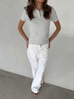 Modelfoto af pige med LILOU polo, grå og NANNA jeans, hvid - begge fra BySofieSønderby