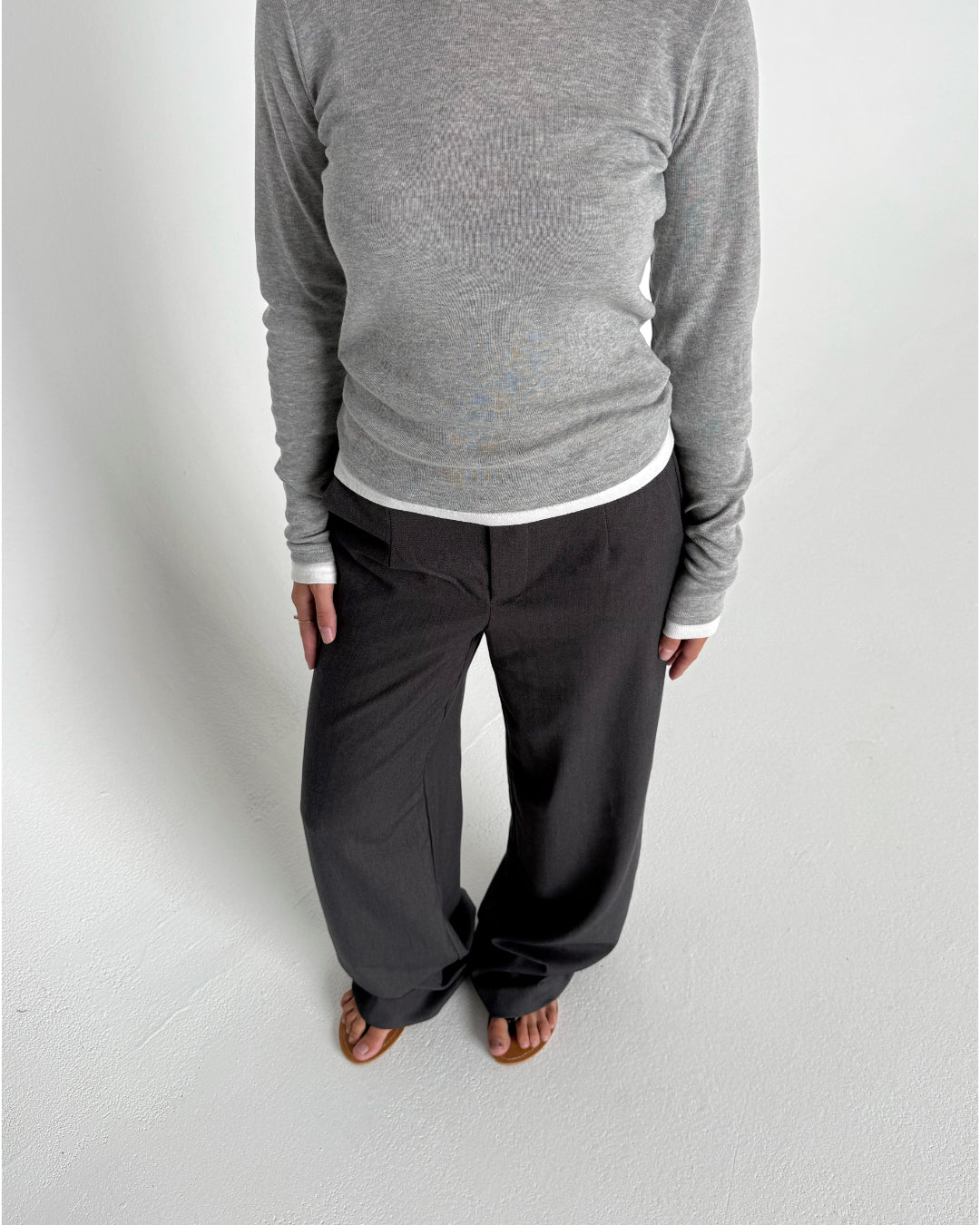 Modelfoto af pige der bærer Lisa bukser i grå, Henna bluse i lysegrå. Alt fra BySofieSønderby
