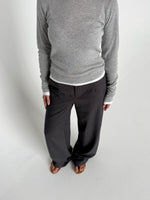 Modelfoto af pige der bærer Lisa bukser i grå, Henna bluse i lysegrå. Alt fra BySofieSønderby