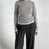 Modelfoto af pige der bærer Lisa bukser i grå, Henna bluse i lysegrå. Alt fra BySofieSønderby