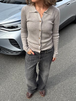 Modelfoto af pige i beige Lucce cardigan, samt grå Palermo jeans. Alt er fra BySofieSønderby