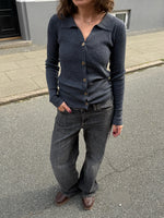 Modelfoto af pige i grå Lucce cardigan, samt grå Palermo jeans. Alt er fra BySofieSønderby