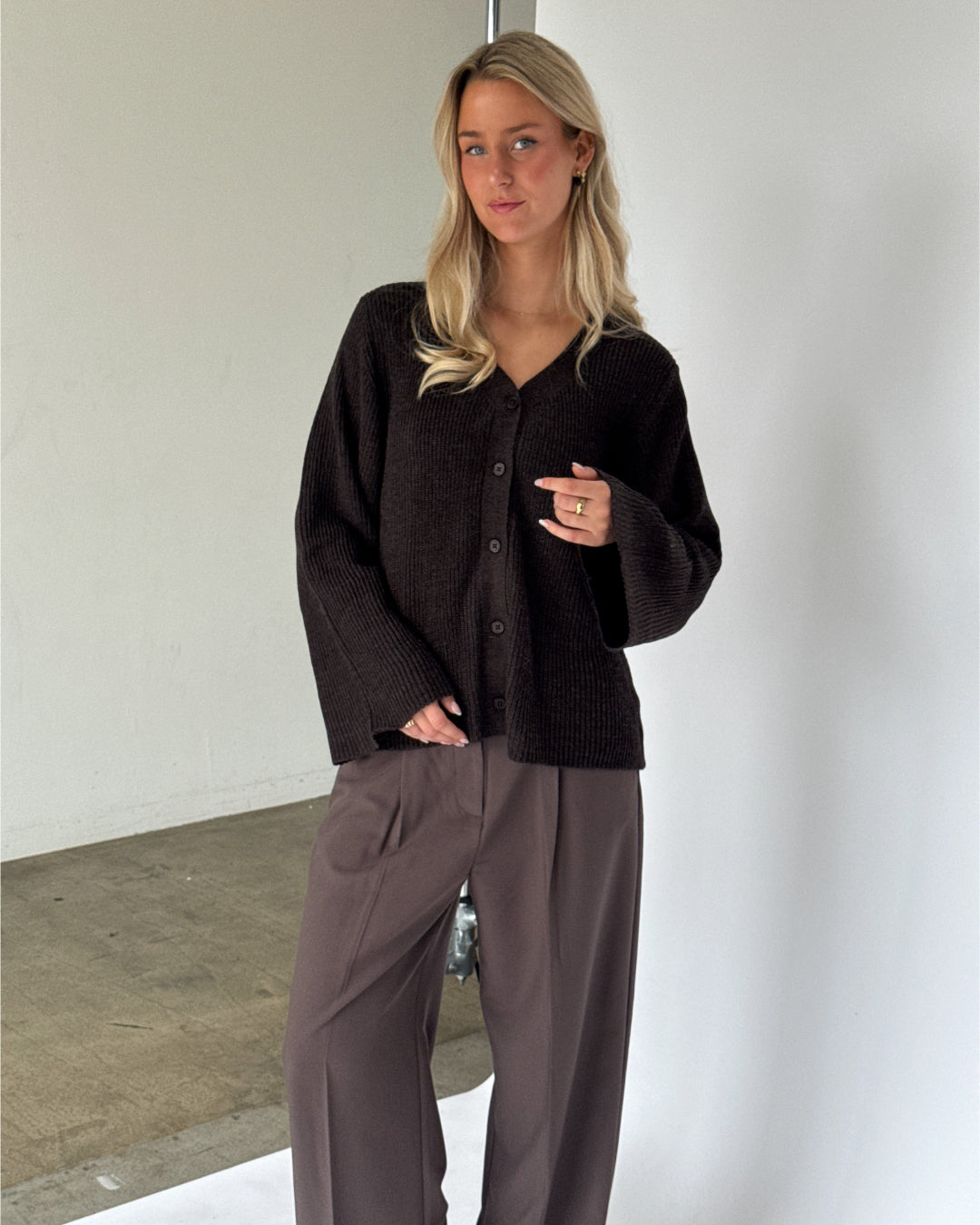 Modelbillede af brun LUCY cardigan. Fra BySofieSønderby