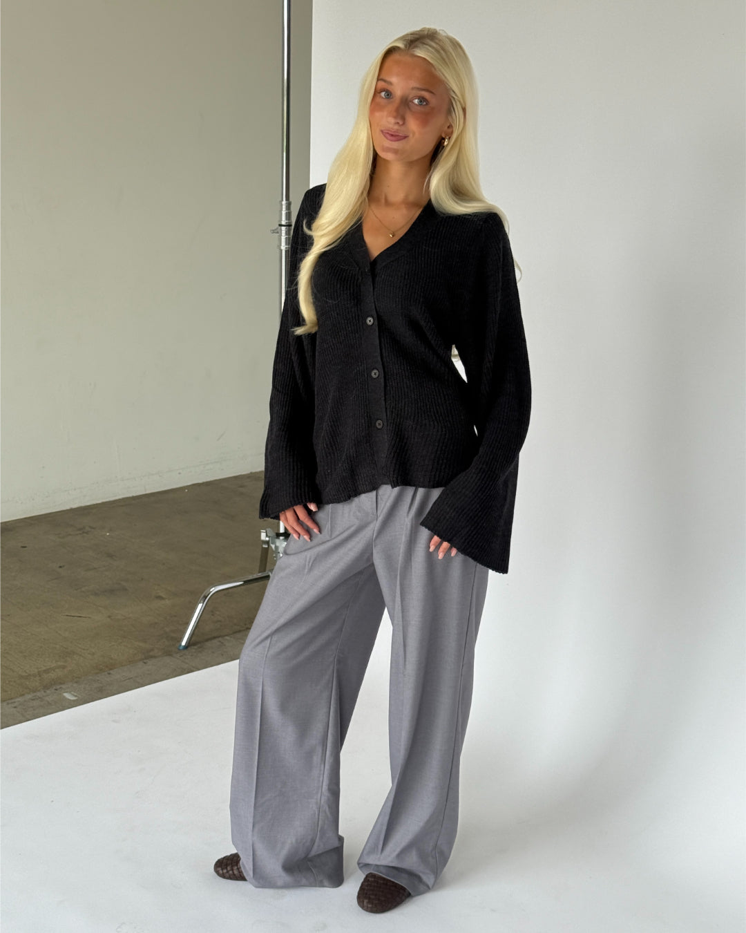 Modelbillede af grå LUCY cardigan. Fra BySofieSønderby