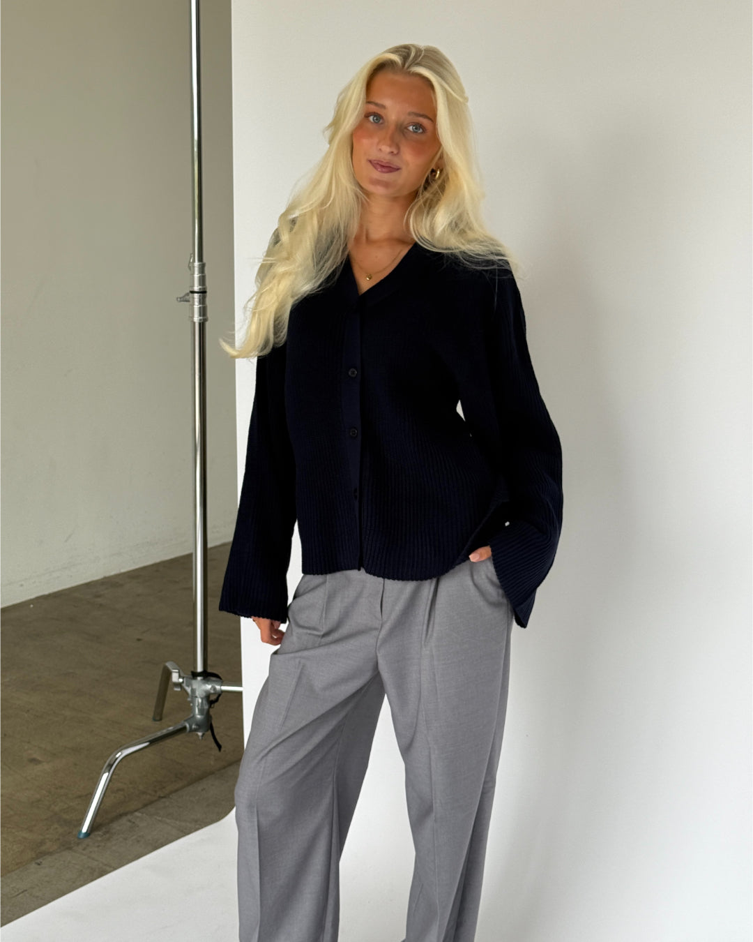 Modelbillede af navy LUCY cardigan. Fra BySofieSønderby